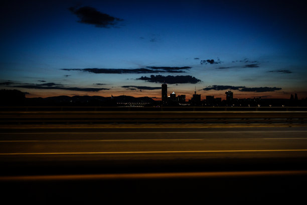 夜晚的城市开车