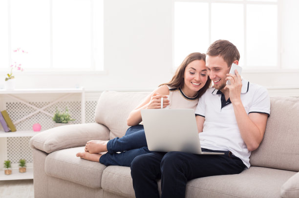 年轻夫妇用笔记本电脑上网，拷贝空间