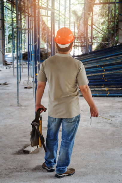 工人手持工具包在建筑工地
