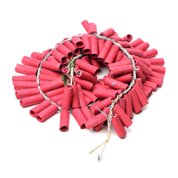 红色爆竹串孤立在白色背景.爆竹