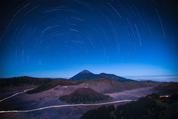 星星在布罗莫火山(Gunung Bromo)晚上在布罗莫腾格里塞马鲁国家公园，东爪哇，印度尼西亚。
