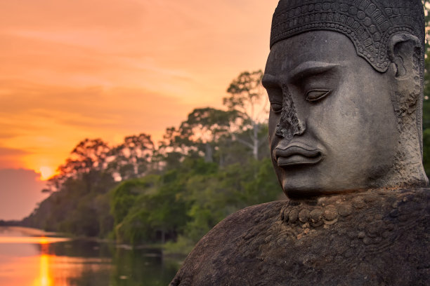 柬埔寨暹粒吴哥窟南门外的古代雕像