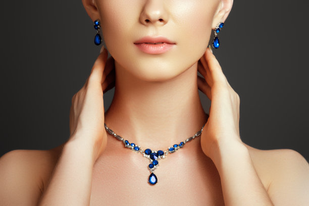 戴着蓝宝石项链的漂亮女人。时尚的概念