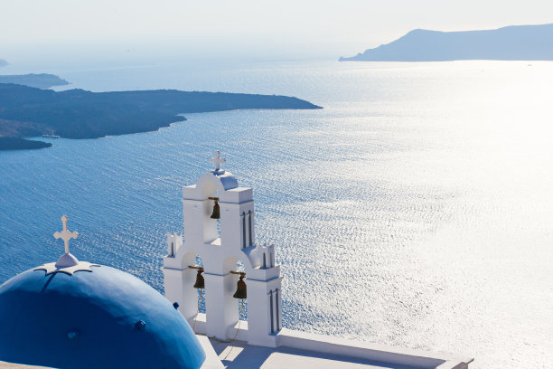 希腊圣托里尼岛菲拉岛和蓝色穹顶岛的三个钟