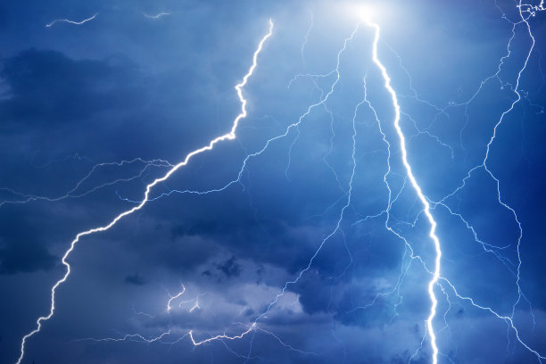 夏夜打雷,闪电,下雨