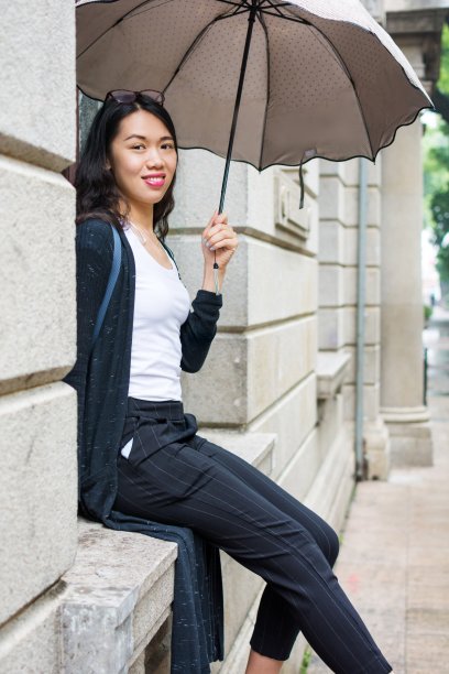 快乐的亚洲女孩拿着伞