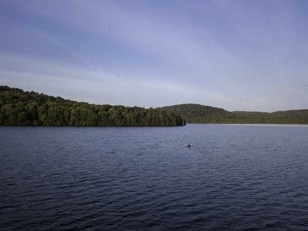 鸟瞰图的女人皮划艇在湖泊自然在夏天