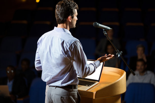 他做关于科学,技术,软件开发和领导力的励志演讲人物生活自信的讲师用