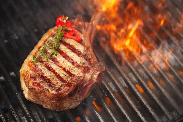 食物肉-烧烤牛排用火烧烤