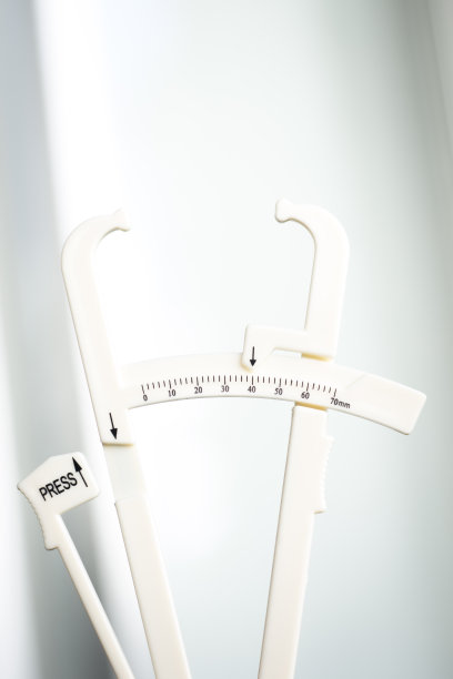 体脂脂肪卡尺用于测量脂肪在不同区域的体重减轻，健身和健身制度的身体百分比。