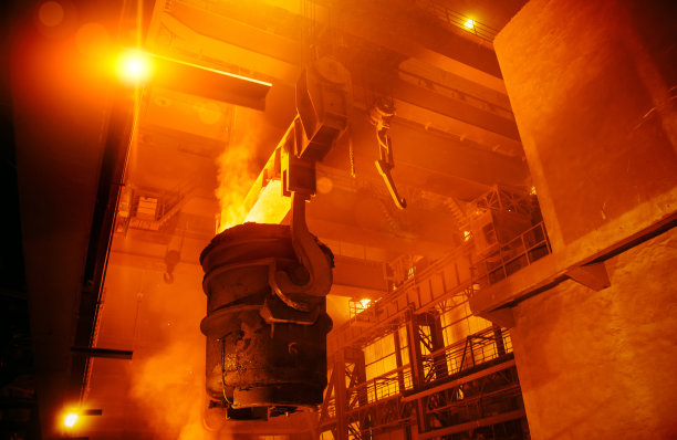 炼钢的场景使铁炼钢厂的金属冶炼炉废金属起重工作中的氩焊机炼钢车间