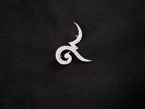 泰国数字"9"胸针,代表泰国国王拉玛9.