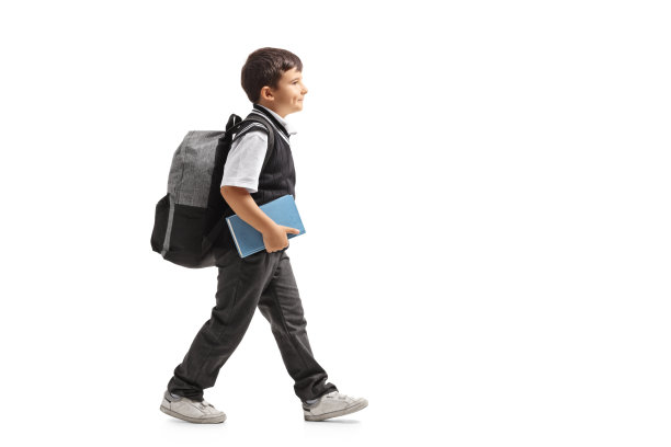 一个背着书包走路的男生