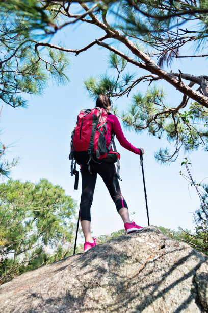 女背包客在山顶岩石