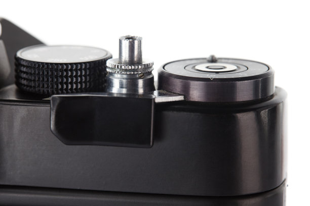 一个老式胶片相机的特写镜头和快门按钮