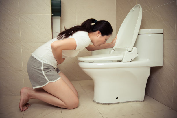 美女喝醉了感觉肚子不舒服呕吐物女孩在浴室我病了!