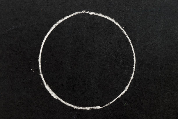 白色粉笔手画圆圈形状的黑板背景