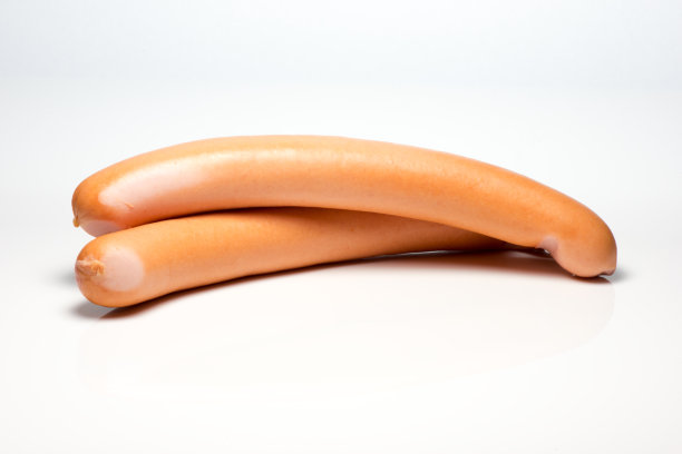 两根香肠映衬着白色的背景