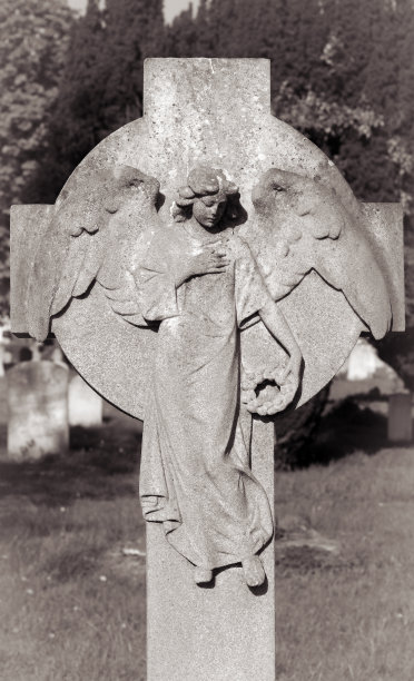 十字上的飞天天使纪念黑白老照片