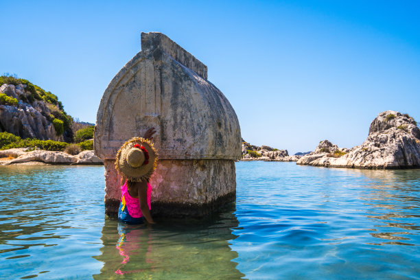 沉没的城市里的石棺。Kekova。