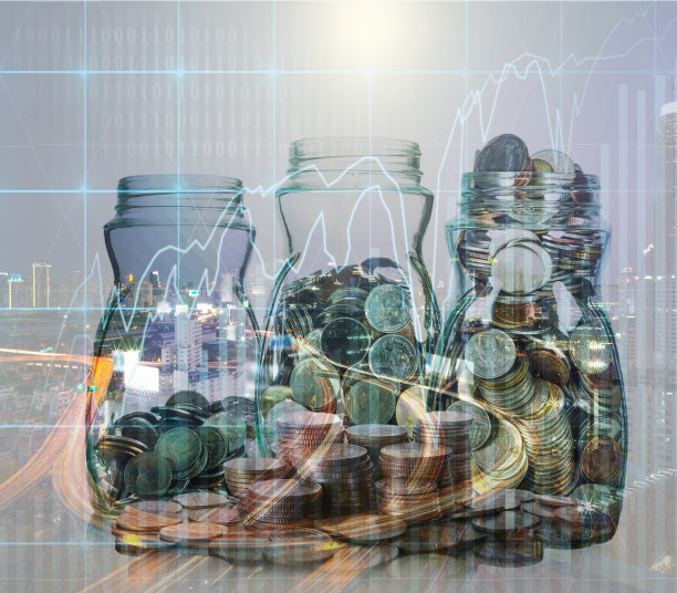 城市景观和金融图模糊照片上,重复曝光硬币堆叠和混合硬币在透明瓶中