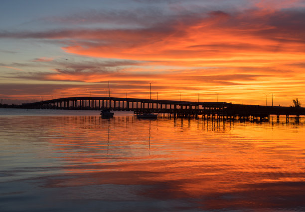 清晨日出中的欧加利堤道大桥