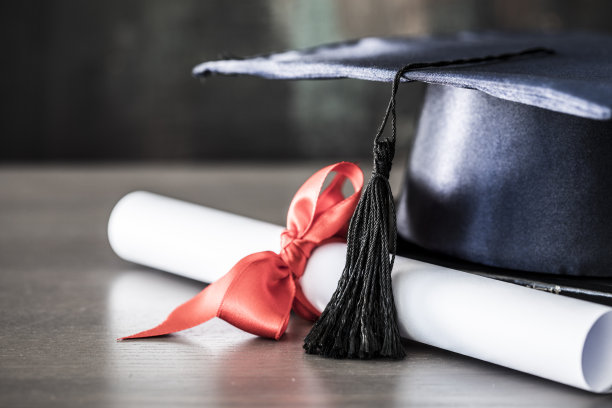 毕业帽和毕业证书放在桌子上