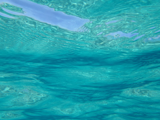 在蓝色泻湖的水下照片，马耳他，清澈的水仰望蓝色的夏天的天空