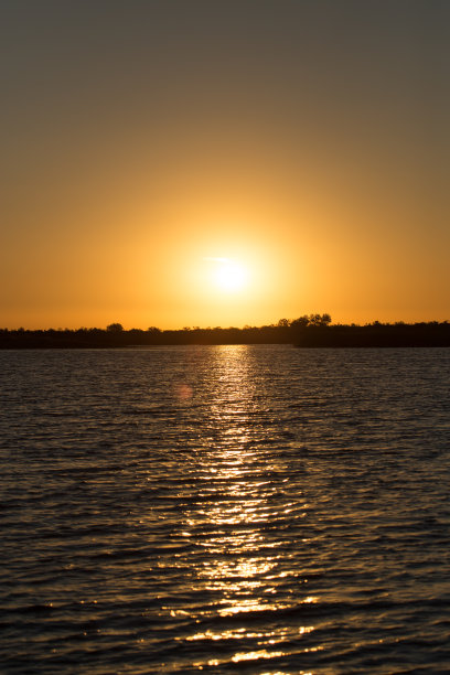 黎明的阳光照在湖面上