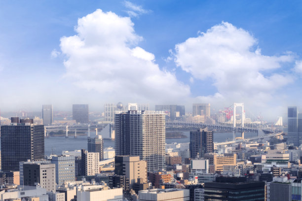 东京的城市景观，城市空中摩天大楼的观点，办公大楼和市中心和街道的东京，蓝色的狡猾和云的背景。日本、亚洲