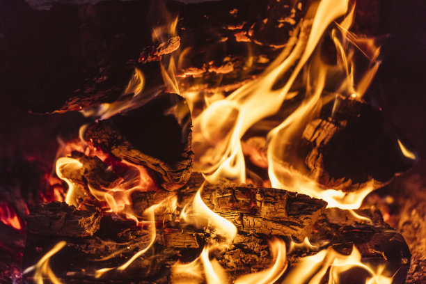 木柴在篝火外燃烧的特写镜头