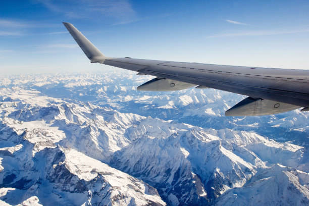 飞越白雪覆盖的阿尔卑斯山
