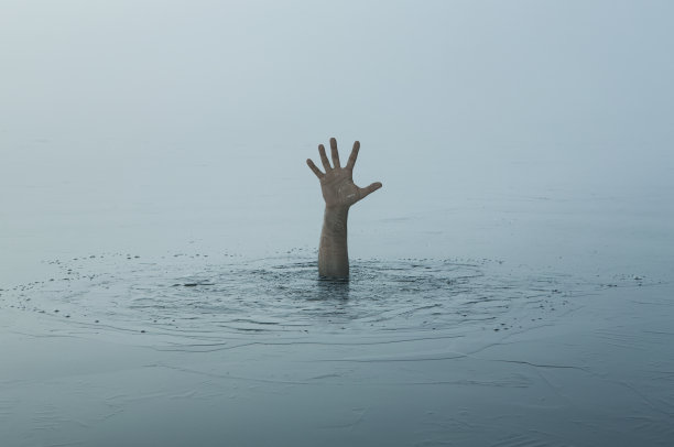 一个正在下沉的人的手图片-正版图片素材下载(编号:bixr3v1agqcegdw)