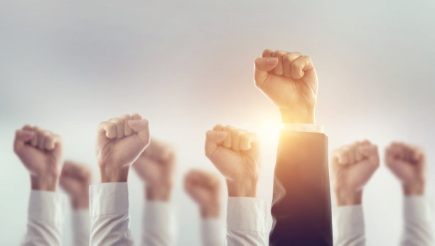 企业团队手举起拳头,庆祝企业胜利,成功,制胜理念.