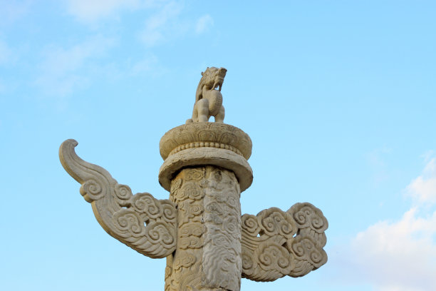 2012年9月13日,中国北京,蓝天上的古老图腾柱