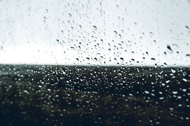 在冰岛的一次公路旅行中，雨滴落在车窗上