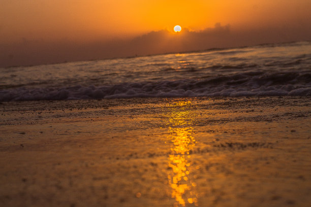 海浪和日落的景色