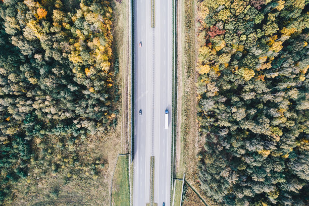 秋季高速公路鸟瞰图