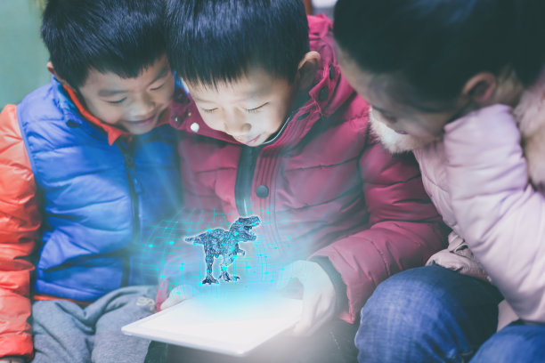 亚洲儿童玩数字平板电脑