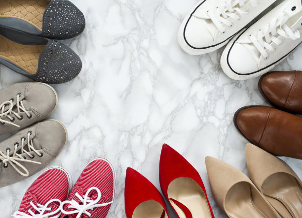 时尚平底鞋-各种色彩丰富的女鞋上的白色，大理石，优雅的背景。