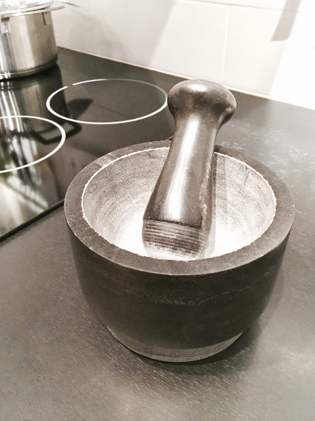 工作台上的黑色花岗岩研钵和研杵