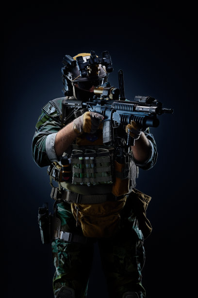 一个穿着军装拿着武器的男性士兵,背景是黑色的钱在办公室的业务握手