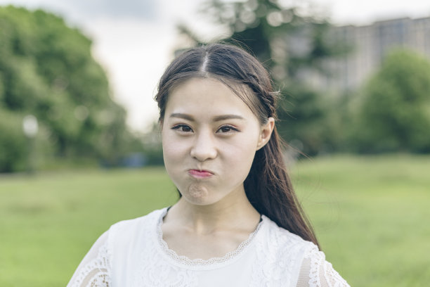 年轻女子噘起嘴唇,特写镜头.