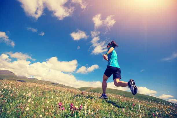 朱利安阿尔卑斯山,欧洲快乐的女人在跑道上跳跃早上在公园里跑步的人