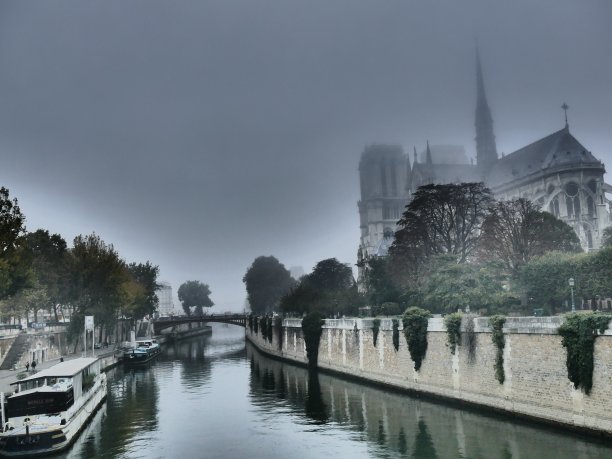 巴黎圣母院和塞纳河