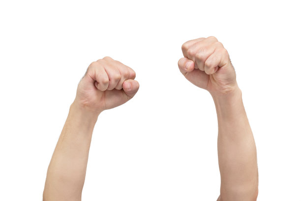 双手握拳放在白色背景上,象征抗议.前视图