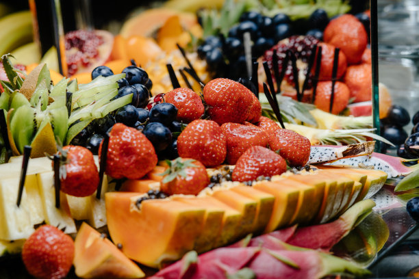 婚宴上有许多不同的水果。