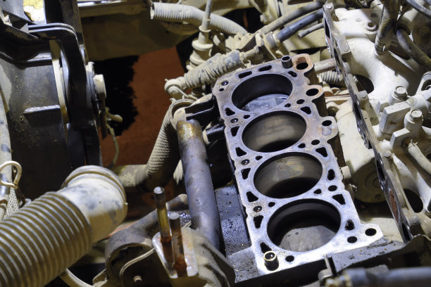 四缸发动机的缸体.拆卸非常贴切