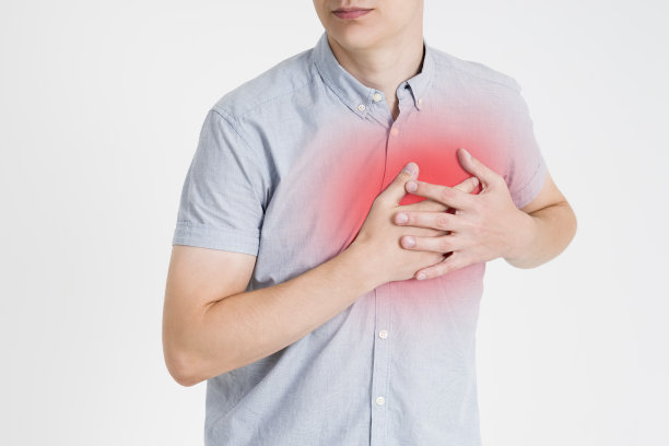 心脏病发作,灰色背景上有胸痛的男人