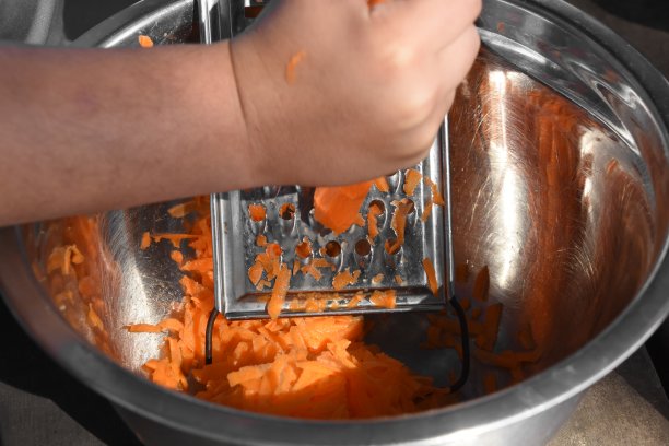 磨碎的橙色胡萝卜